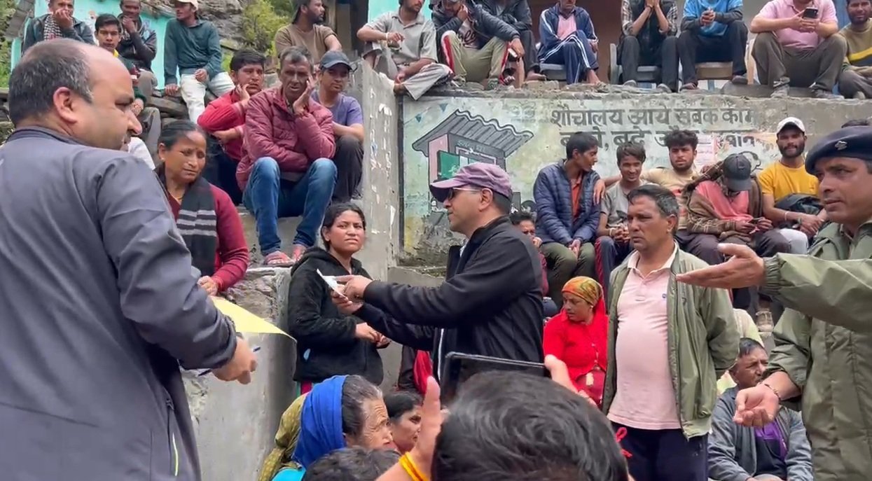 धराली आपदा पीड़ितों को मिली राहत, 5-5 लाख की सहायता राशि के चेक वितरित
