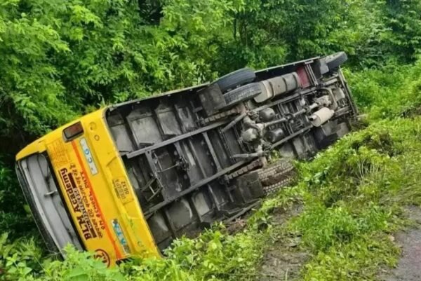 हल्द्वानी : बच्चों से भरी स्कूल बस हादसे का शिकार, 12 से अधिक बच्चे घायल