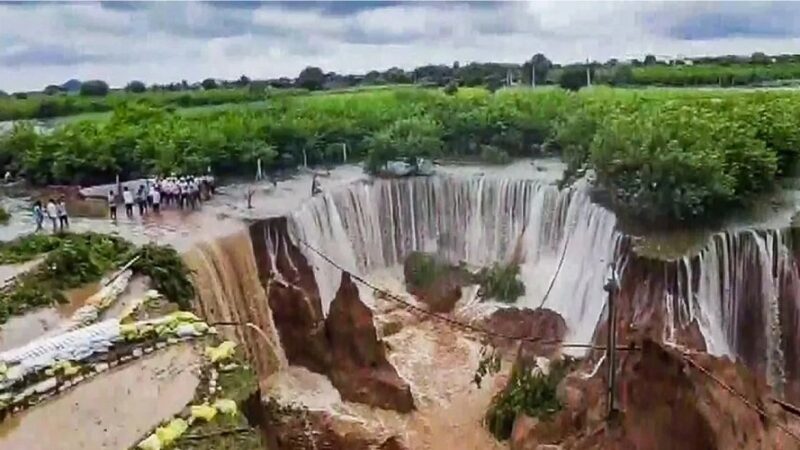 कुदरत का कहर : बांध ओवरफ्लो, 100 फीट से अधिक चौड़ी खाई बनी, सेना तैनात