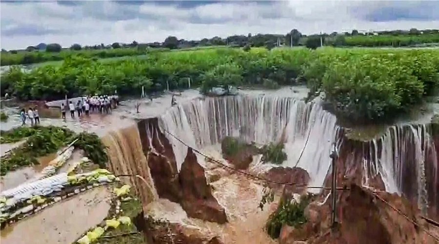 कुदरत का कहर : बांध ओवरफ्लो, 100 फीट से अधिक चौड़ी खाई बनी, सेना तैनात