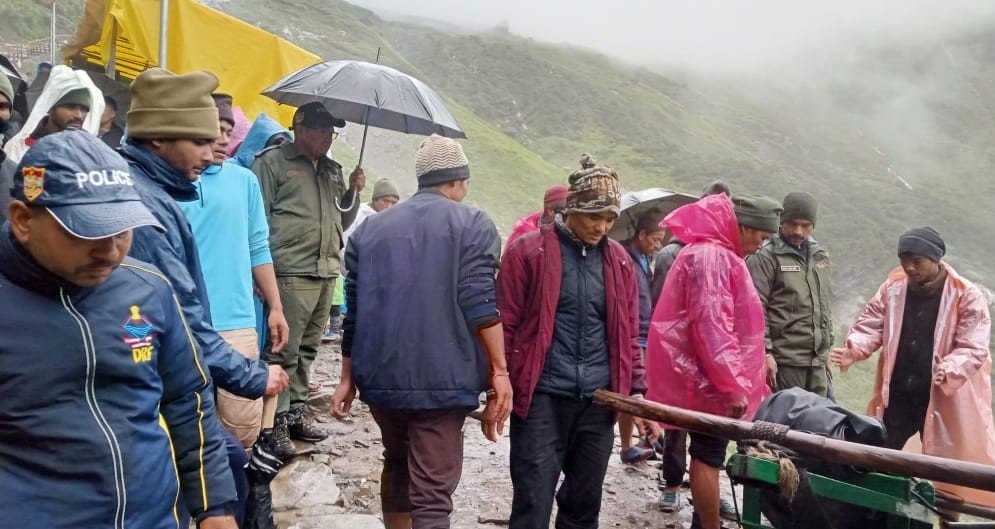 हेमकुड-घांघरिया पैदल मार्ग पर अटलाकोटी ग्लेशियर के पास खाई में गिर कर नेपाली की मौत