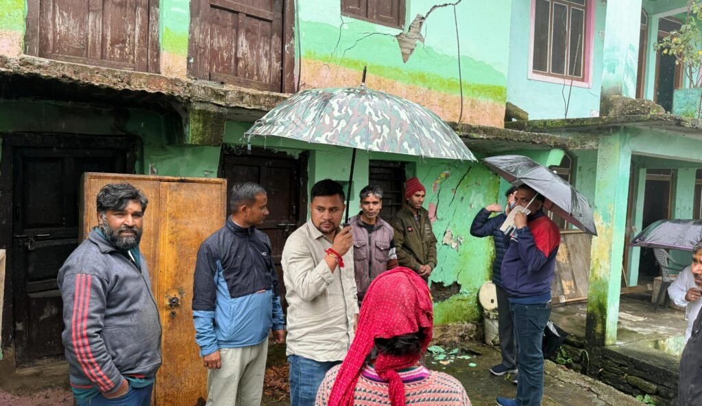 भारी बारिश से जनजीवन अस्त-व्यस्त