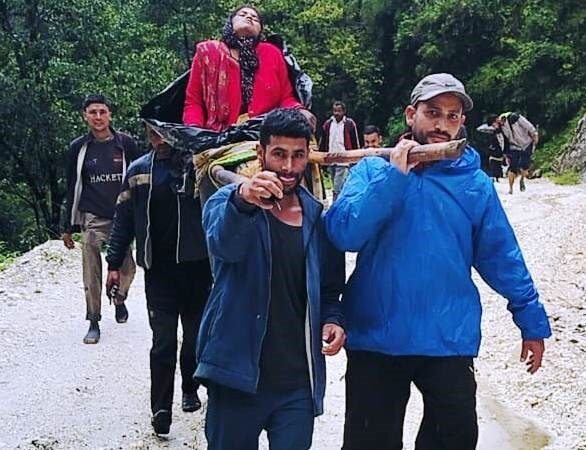 बीमार महिला को डंडी में 12 किमी पैदल पहुंचाया अस्पताल