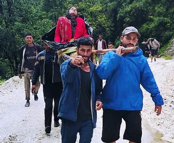 बीमार महिला को डंडी में 12 किमी पैदल पहुंचाया अस्पताल