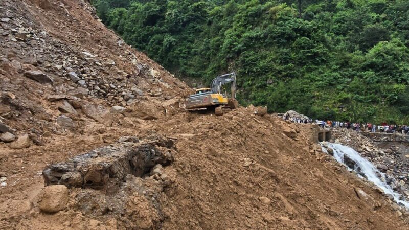 बदरीनाथ हाइवे बना खतरनाक, आवाजाही मुश्किल में