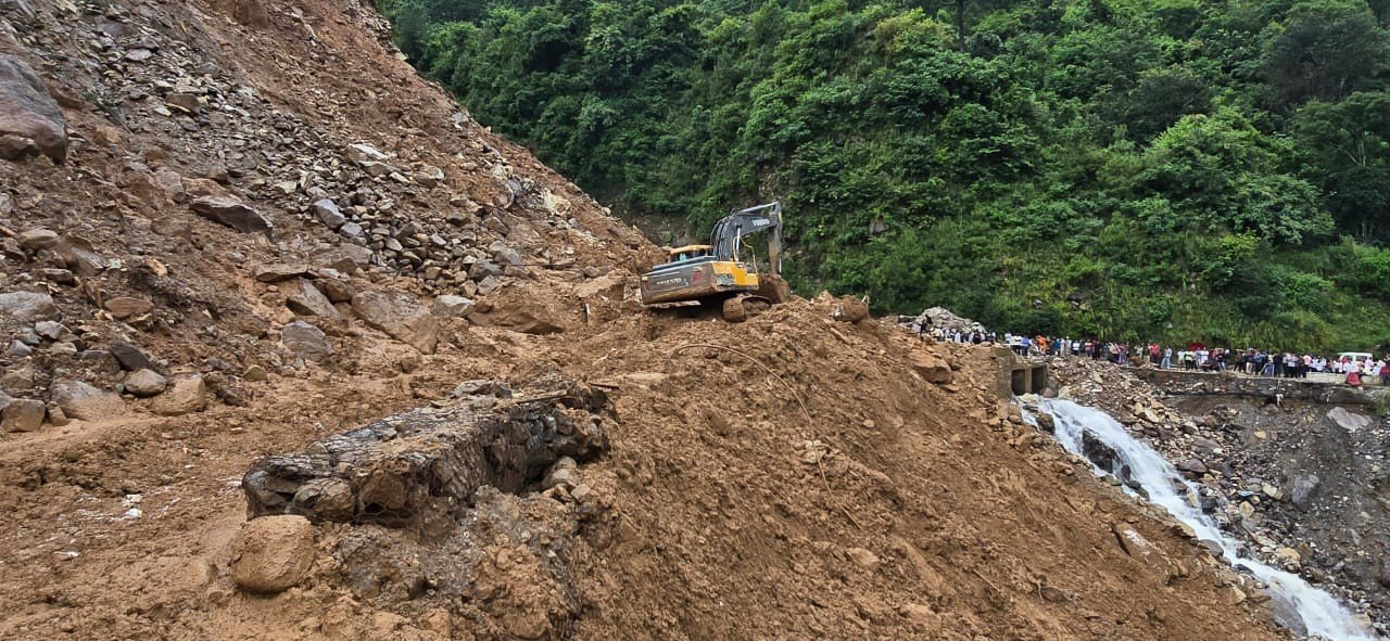 बदरीनाथ हाइवे बना खतरनाक, आवाजाही मुश्किल में