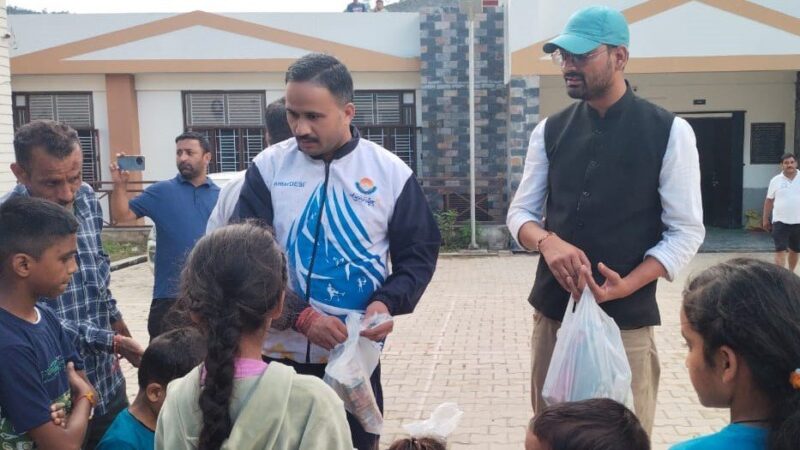 जिला पंचायत सदस्य अमित मैखंडी ने बांटी राहत सामग्री