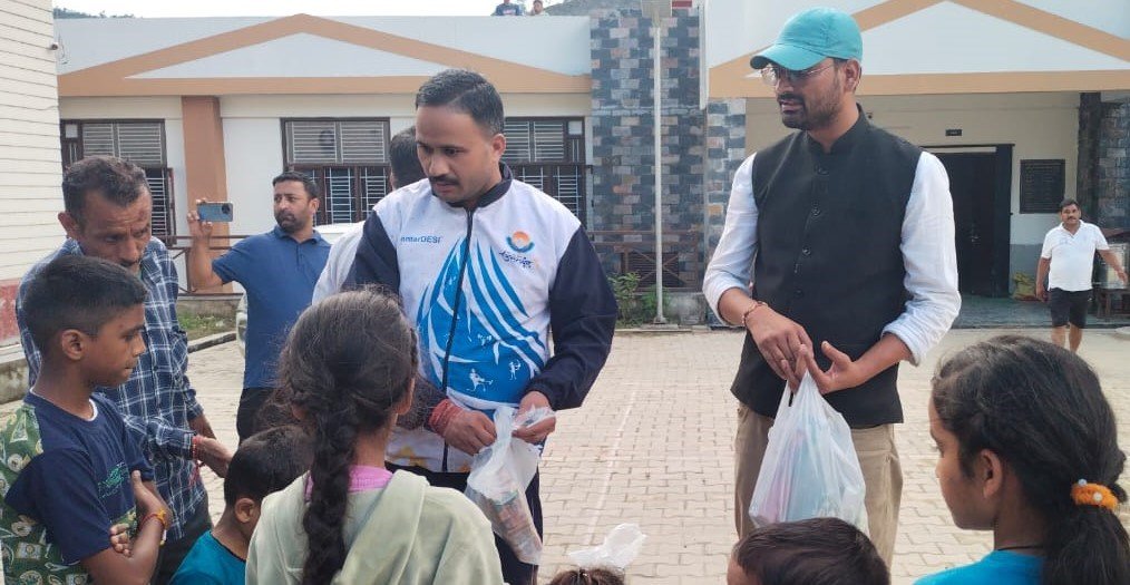 जिला पंचायत सदस्य अमित मैखंडी ने बांटी राहत सामग्री