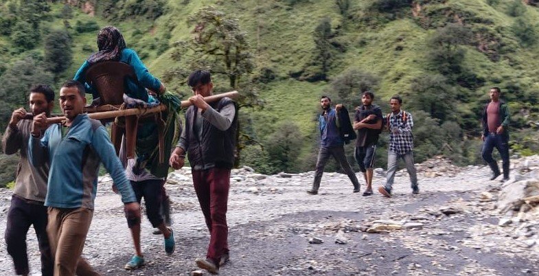 डंडी कंडी के सहारे पहुंची भागा देवी पहुंची अस्पताल