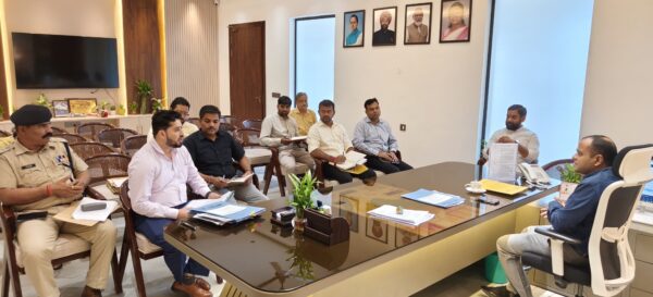 अवैध खनन, भंडारण और परिवहन पर डीएम मयूर दीक्षित का शिकंजा, सख्त कार्रवाई के दिए निर्देश