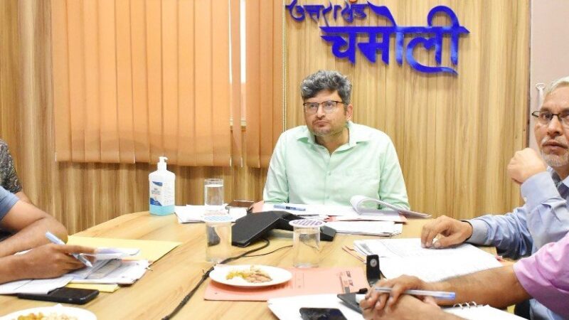 क्षमता विकास व व्यावसायिक कार्यक्रमों की नियमित हो निगरानी – डीएम संदीप तिवारी