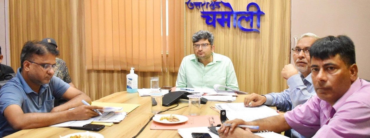 क्षमता विकास व व्यावसायिक कार्यक्रमों की नियमित हो निगरानी – डीएम संदीप तिवारी