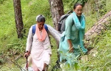 गर्भवती महिलाओं का स्वास्थ्य परीक्षण को पहुंची टीम