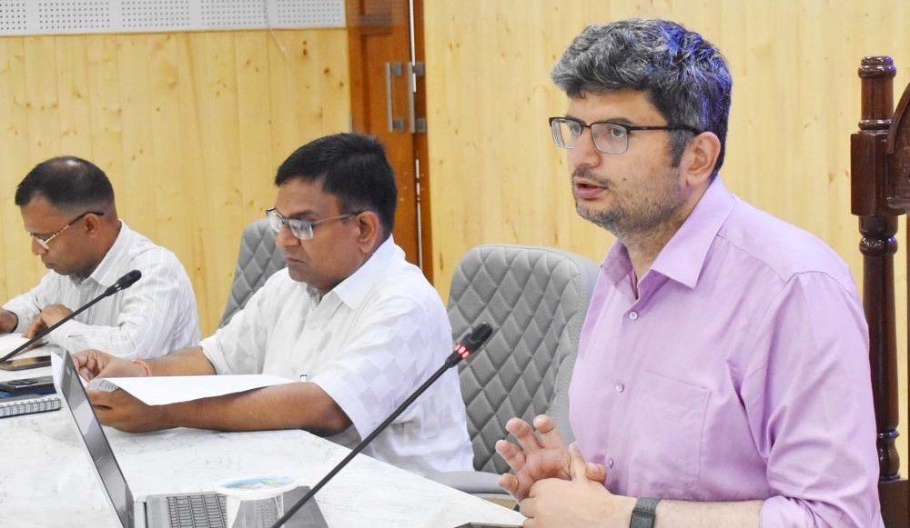 प्रभावित क्षेत्रों में कार्य गुणवत्ता के साथ पूरा करें – डीएम संदीप तिवारी