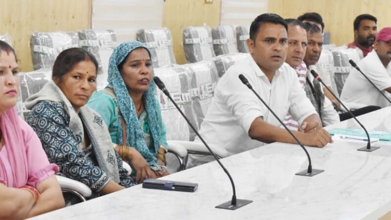 हाट के ग्रामीणों की समस्याओं का होगा प्राथमिकता से समाधान – डीएम संदीप तिवारी