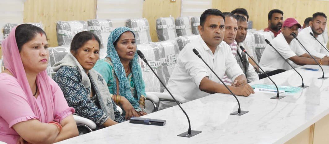 हाट के ग्रामीणों की समस्याओं का होगा प्राथमिकता से समाधान – डीएम संदीप तिवारी