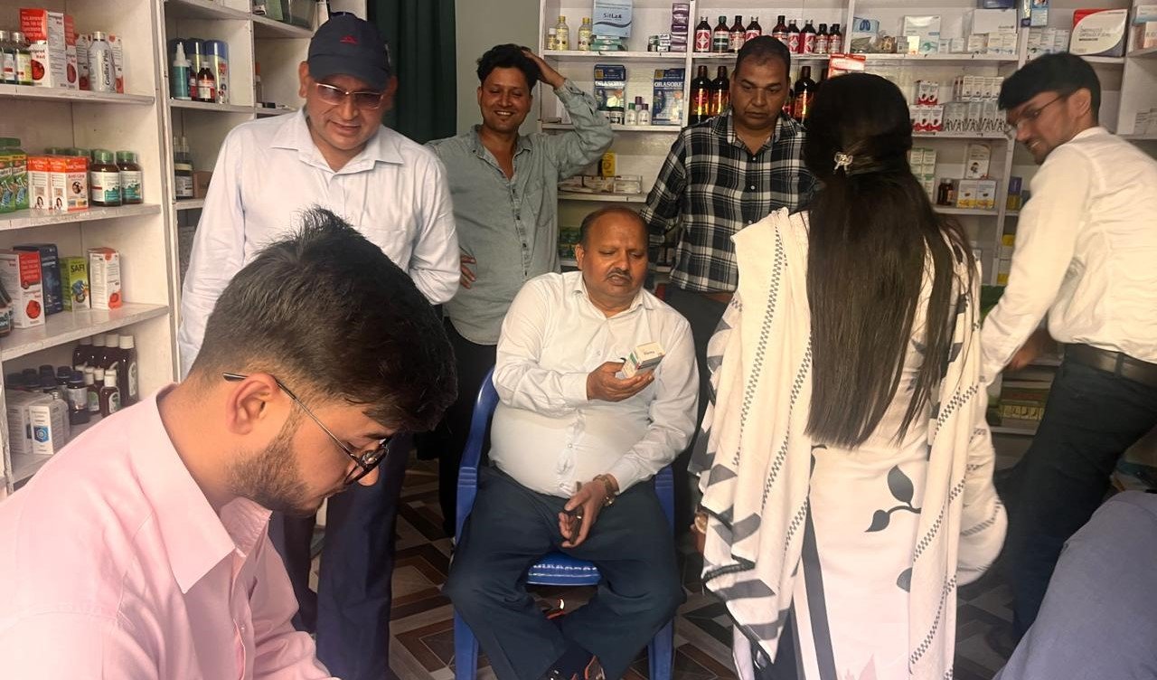 एसडीएम ने किया दवा दुकानों का औचक निरीक्षण