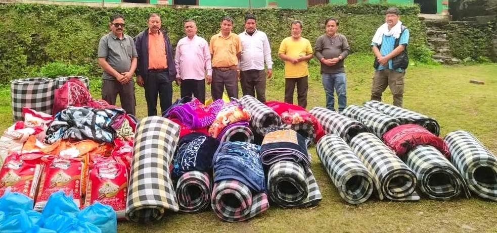 नंदानगर के आपदा पीड़ितों को बांटी राहत सामग्री