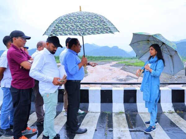 डीएम स्वाति एस. भदौरिया ने मालन और गाड़ीघाट पुल का किया स्थलीय निरीक्षण, भू-कटाव को रोकने तथा बाढ़ सुरक्षा कार्य करने के लिए आवश्यक कार्रवाई करने के दिए निर्देश