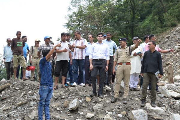छेनागाड़ में आपदा के बाद युद्ध स्तर पर राहत-बचाव कार्य जारी, डीएम प्रतीक जैन ने किया ग्राउंड जीरो का निरीक्षण