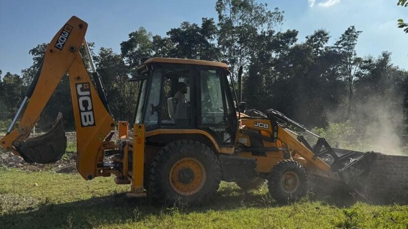 मसूरी-देहरादून विकास प्राधिकरण की नियम विरुद्ध निर्माण एवं अवैध प्लॉटिंग पर कड़ी कार्रवाई जारी, अवैध निर्माण और प्लॉटिंग पर चला एम.डी.डी.ए. का बुलडोज़र