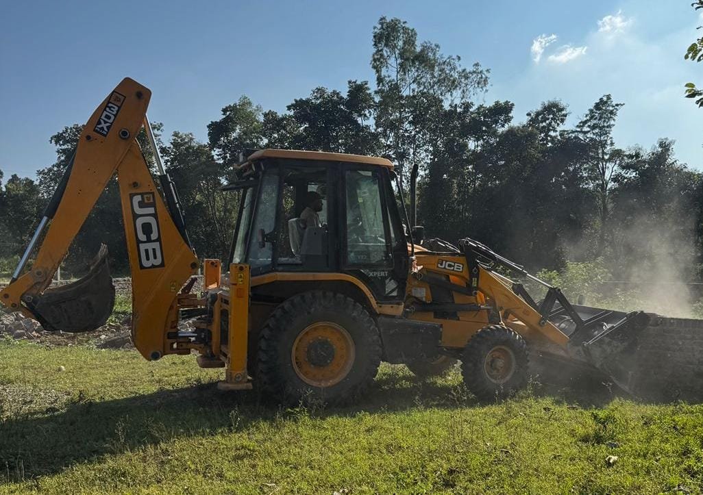 मसूरी-देहरादून विकास प्राधिकरण की नियम विरुद्ध निर्माण एवं अवैध प्लॉटिंग पर कड़ी कार्रवाई जारी, अवैध निर्माण और प्लॉटिंग पर चला एम.डी.डी.ए. का बुलडोज़र