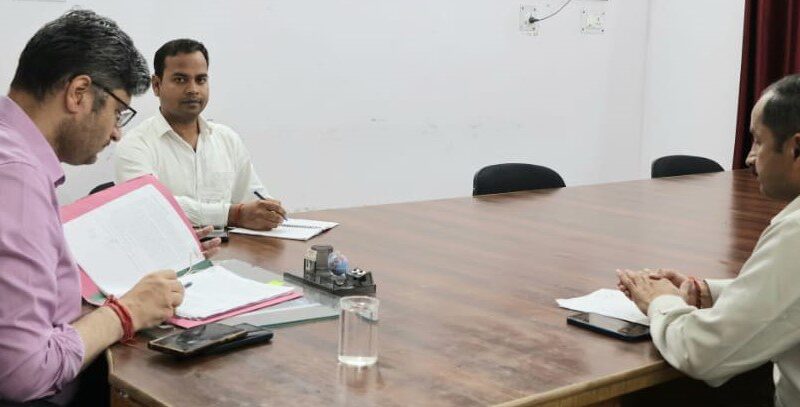 आपदा प्रभावितों को आवश्यक सामग्री हो उपलब्ध – डीएम संदीप तिवारी