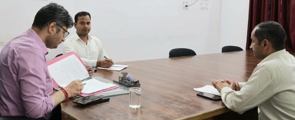 आपदा प्रभावितों को आवश्यक सामग्री हो उपलब्ध – डीएम संदीप तिवारी