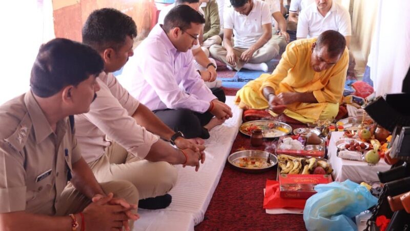 पुलिस ने शस्त्र पूजा कर मनाई विश्वकर्मा जयंती