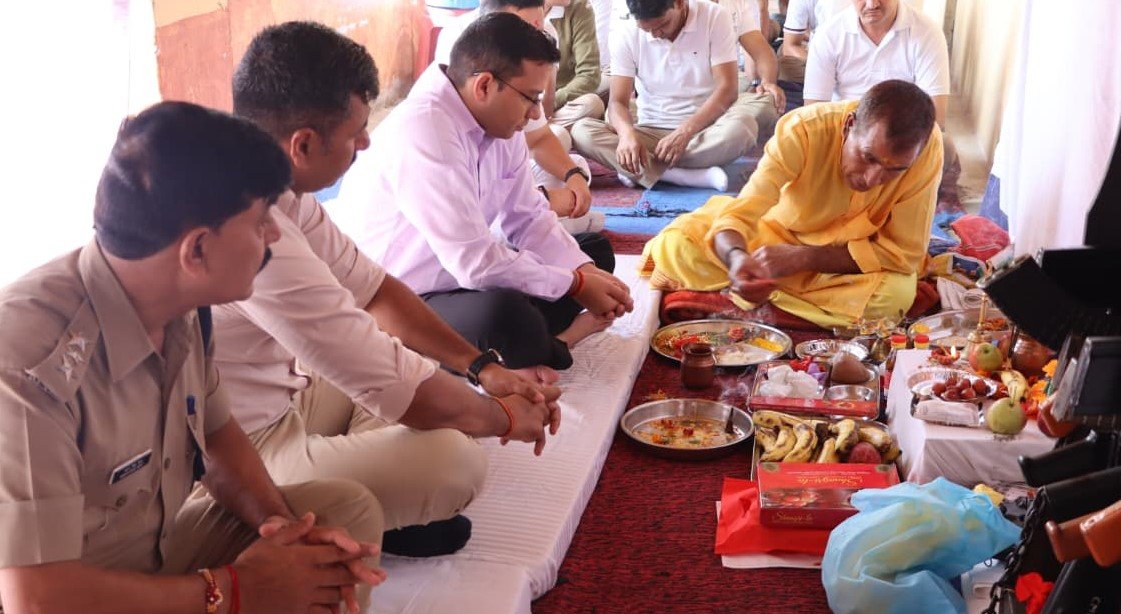 पुलिस ने शस्त्र पूजा कर मनाई विश्वकर्मा जयंती