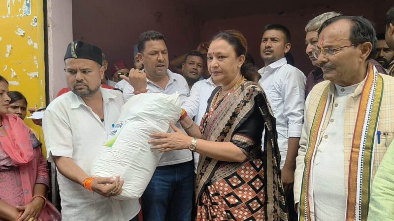 थराली के आपदा प्रभावितों को कांग्रेस ने बांटी राहत सामग्री
