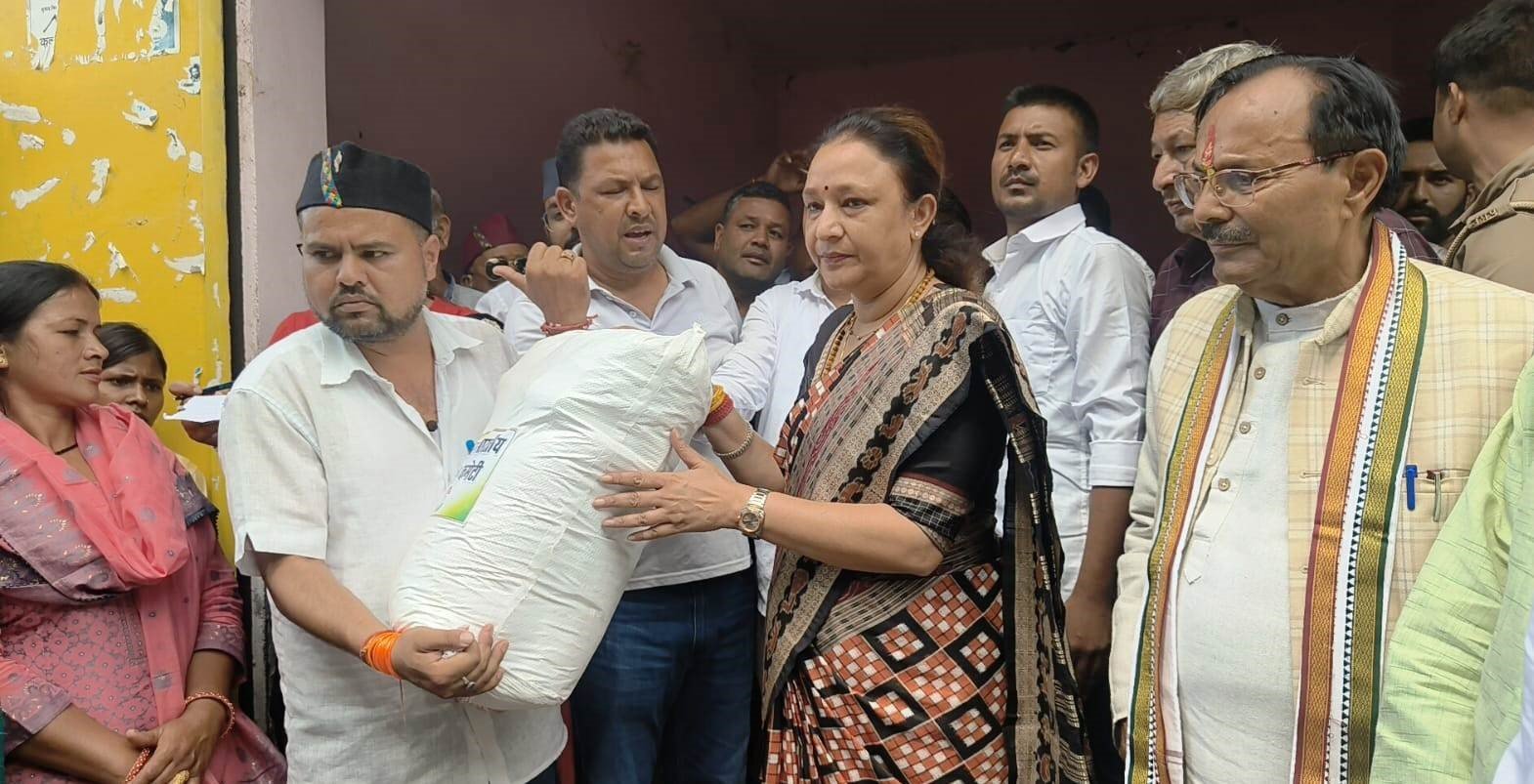 थराली के आपदा प्रभावितों को कांग्रेस ने बांटी राहत सामग्री