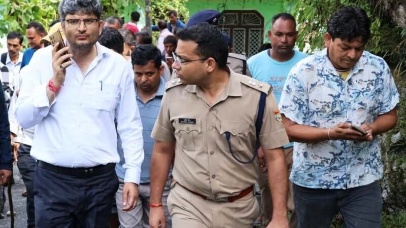 नंदानगर आपदा : सड़क मार्ग बाधित होने से बढ़ी चुनौती, डीएम-एसपी ने पैदल चलकर संभाला रेस्क्यू ऑपरेशन का मोर्चा