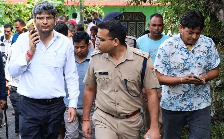 नंदानगर आपदा : सड़क मार्ग बाधित होने से बढ़ी चुनौती, डीएम-एसपी ने पैदल चलकर संभाला रेस्क्यू ऑपरेशन का मोर्चा