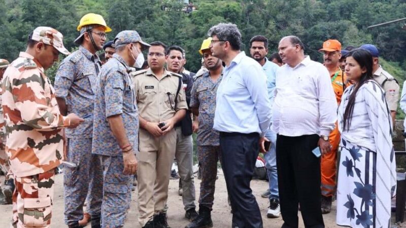 आपदा प्रभावित नंदानगर क्षेत्र में राहत व बचाव के मोर्चे पर डटे रहे डीएम संदीप तिवारी व एसपी सर्वेश पंवार