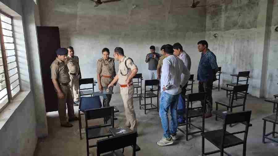 नकल विरोधी कानून के तहत पंजीकृत अभियोग की विवेचना कर रही एसआईटी पहुंची हरिद्वार, मुख्य अभियुक्त के घर की तलाशी लेते हुए घटना से जुडे साक्ष्य किये एकत्रित