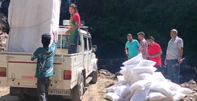 चमोली : धुर्मा के आपदा प्रभावितों को पहुंचाई राहत सामग्री