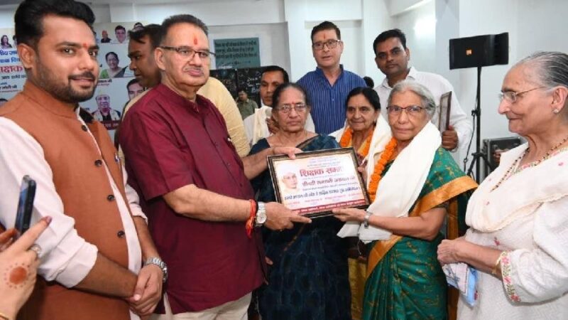 शिक्षक दिवस पर सम्मान समारोह में बोले मंत्री गणेश जोशी, शिक्षक राष्ट्र के निर्माता