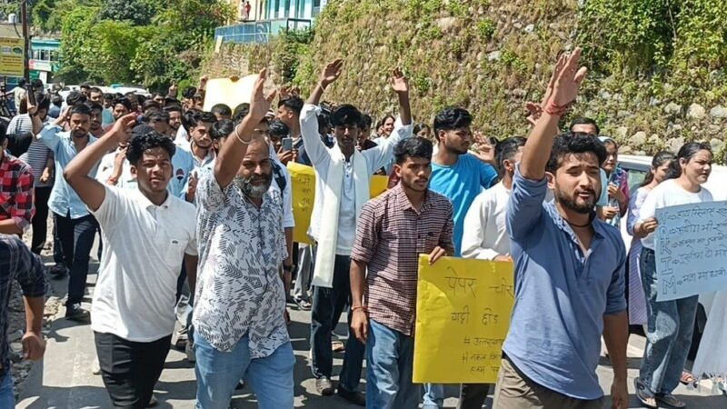 पेपर लीक मामले में प्रदर्शन कर फूंका सरकार व आयोग का पुतला