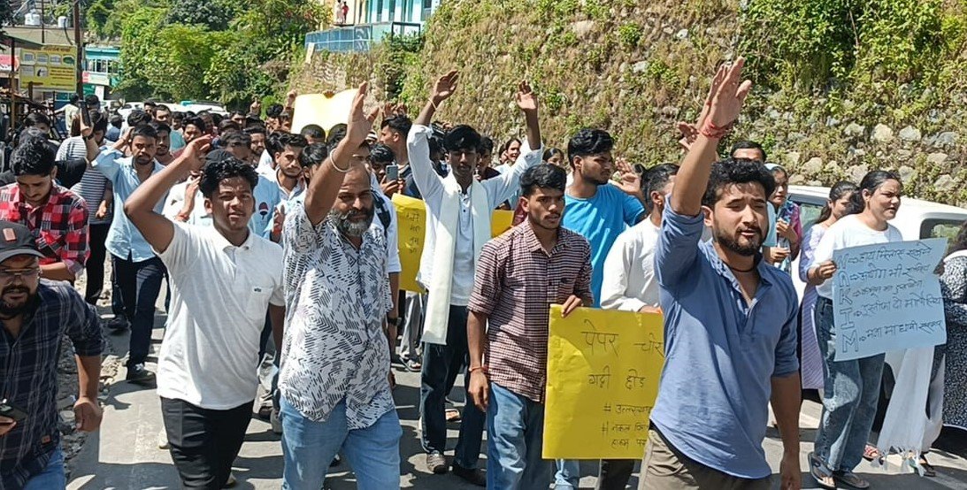 पेपर लीक मामले में प्रदर्शन कर फूंका सरकार व आयोग का पुतला