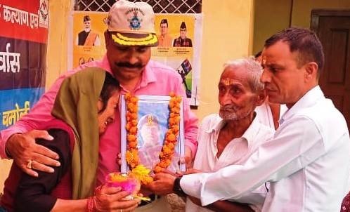 शहीद के घर आंगन की पवित्र मिट्टी की एकत्र