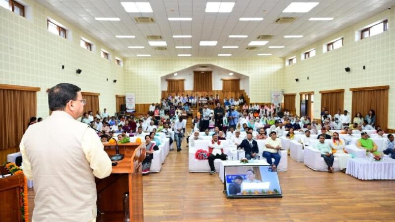 मुख्यमंत्री धामी ने वरिष्ठ नागरिकों और दिव्यांगजनों के साथ किया संवाद, कहा – सभी जनपदों में खोले जाएंगे वृद्ध आश्रम