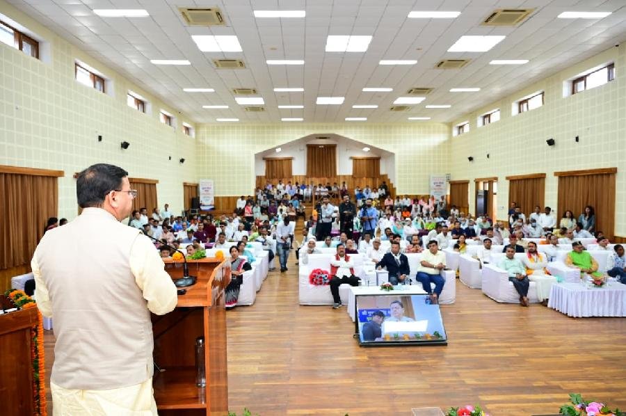 मुख्यमंत्री धामी ने वरिष्ठ नागरिकों और दिव्यांगजनों के साथ किया संवाद, कहा – सभी जनपदों में खोले जाएंगे वृद्ध आश्रम