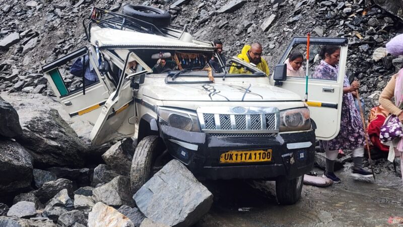 बुलेरो वाहन पर गिरा पत्थर, 2 की मौत, 3 घायल