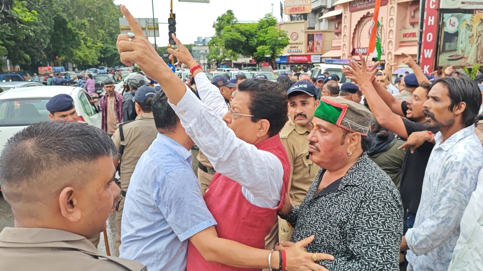 भाजपाइयों ने कांग्रेस मुख्यालय पर किया हंगामा, कांग्रेसियों ने खदेड़ा