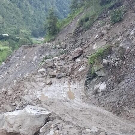 उत्तरकाशी जिले में आज ऐसा है सड़कों हाल : गंगोत्री NH खोलने जुटा BRO, यमुनोत्री NH पर कई जगहों पर बंद