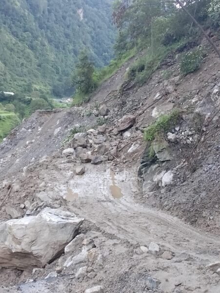 उत्तरकाशी जिले में आज ऐसा है सड़कों हाल : गंगोत्री NH खोलने जुटा BRO, यमुनोत्री NH पर कई जगहों पर बंद