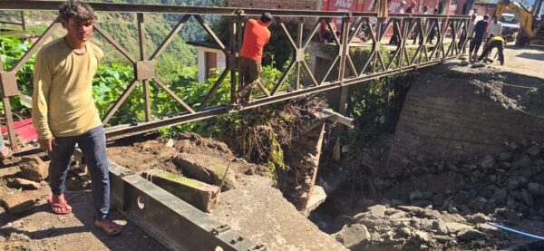 बसुकेदार क्षेत्र में आपदा के बाद राहत मयाली गुप्तकाशी मार्ग पर बेलिब्रिज निर्माण कार्य तेजी से जारी