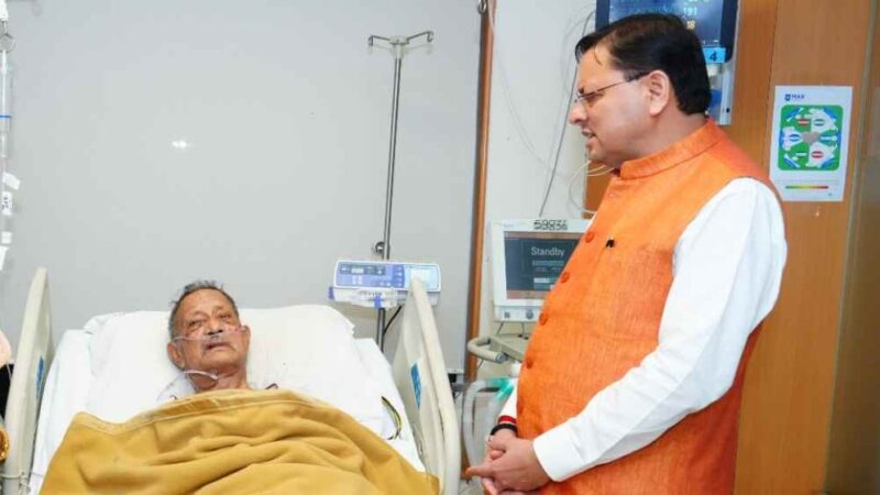 मुख्यमंत्री पुष्कर सिंह धामी ने मैक्स हॉस्पिटल में जाकर पूर्व मुख्यमंत्री भुवन चंद्र खंडूरी के स्वास्थ्य का हालचाल जाना