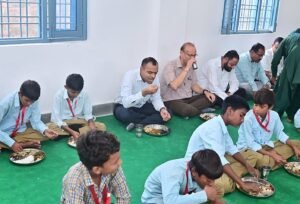 जिलाधिकारी मयूर दीक्षित ने राजकीय इंटर कॉलेज सलेमपुर महदूद का औचक निरीक्षण कर शिक्षा व्यवस्था का जायजा लिया